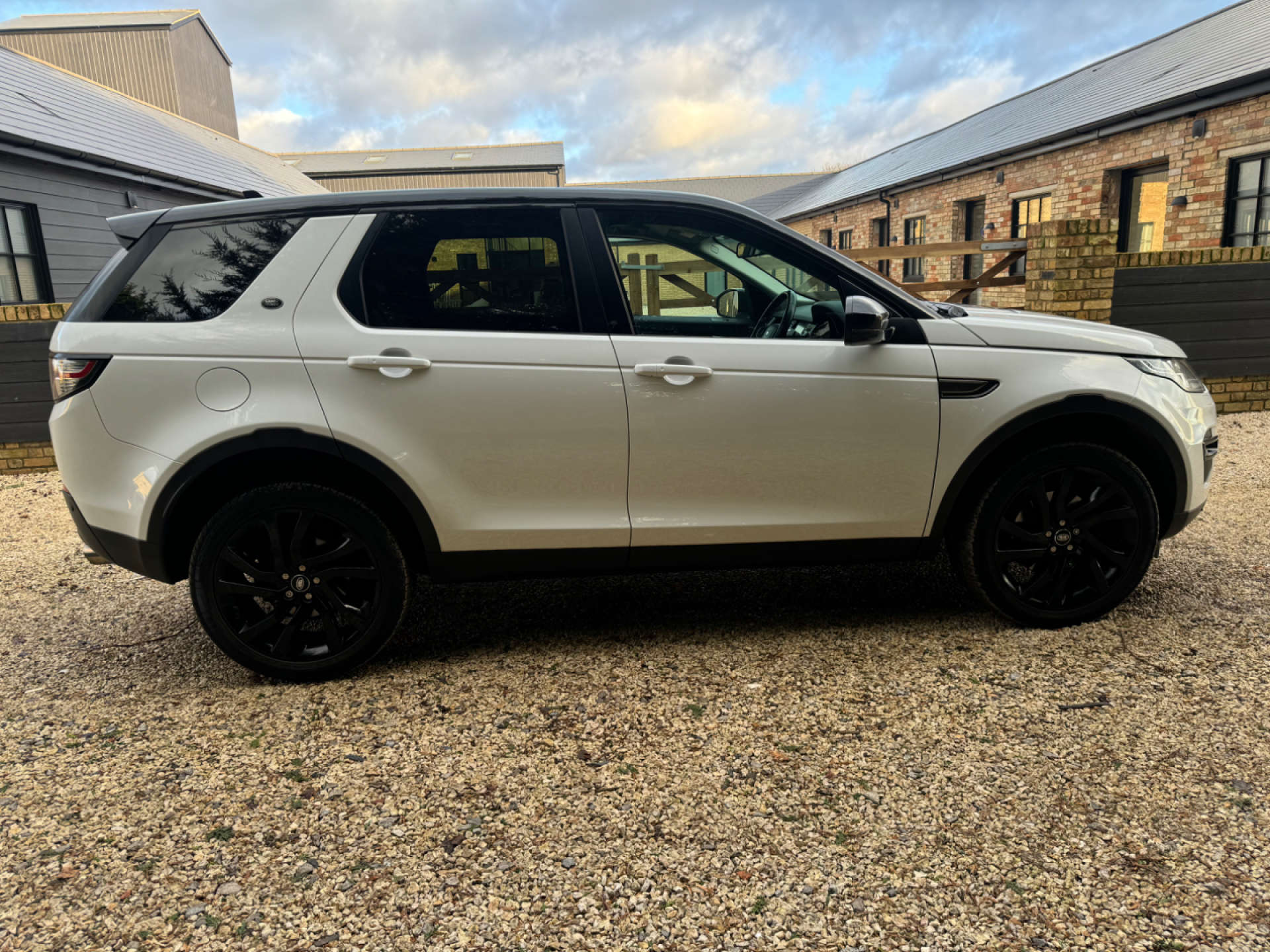 LAND ROVER DISCOVERY SPORT 2.0 Discovery Sport Black HSE TD4 Auto 4WD 5dr #14