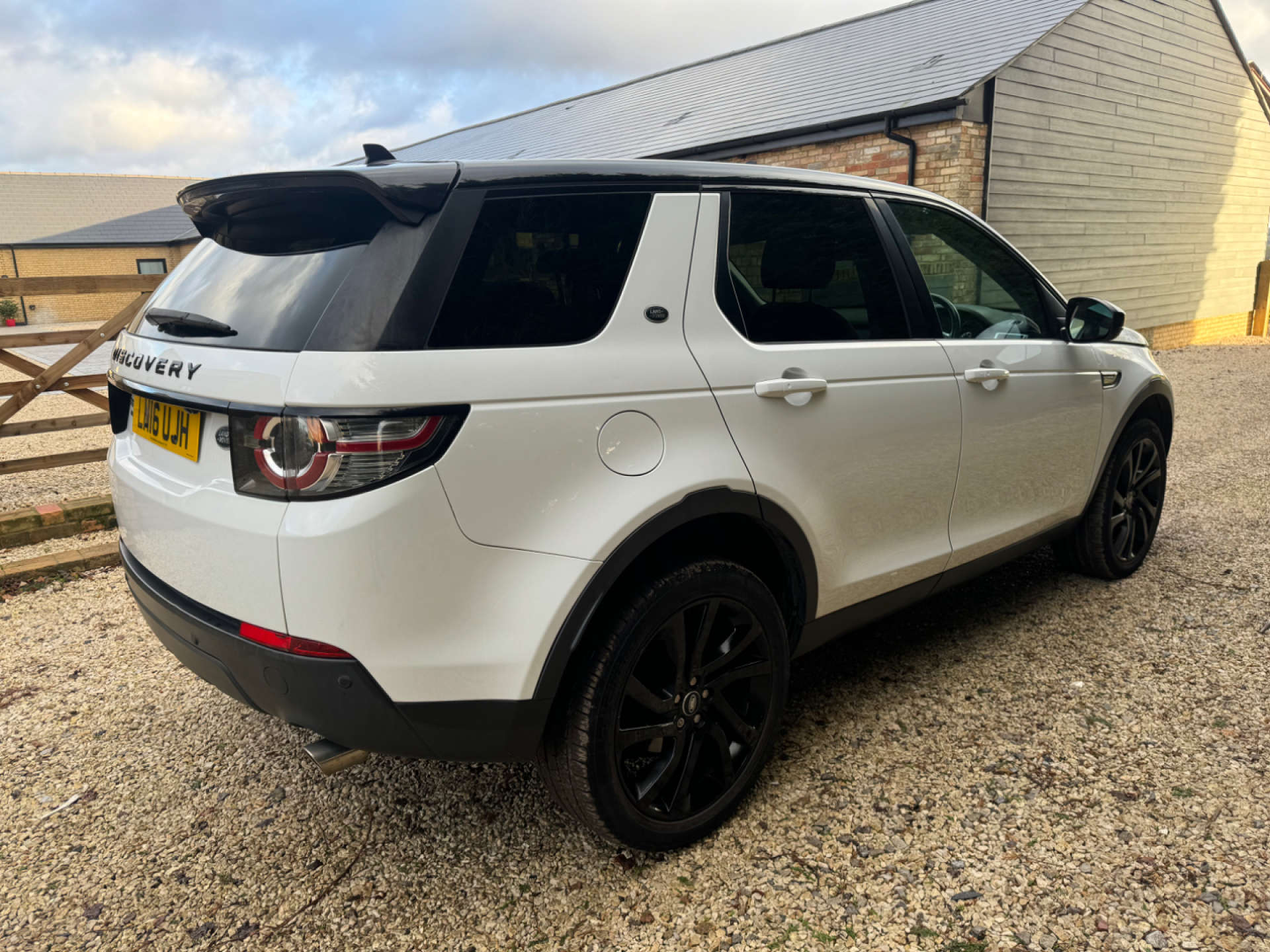 LAND ROVER DISCOVERY SPORT 2.0 Discovery Sport Black HSE TD4 Auto 4WD 5dr #4