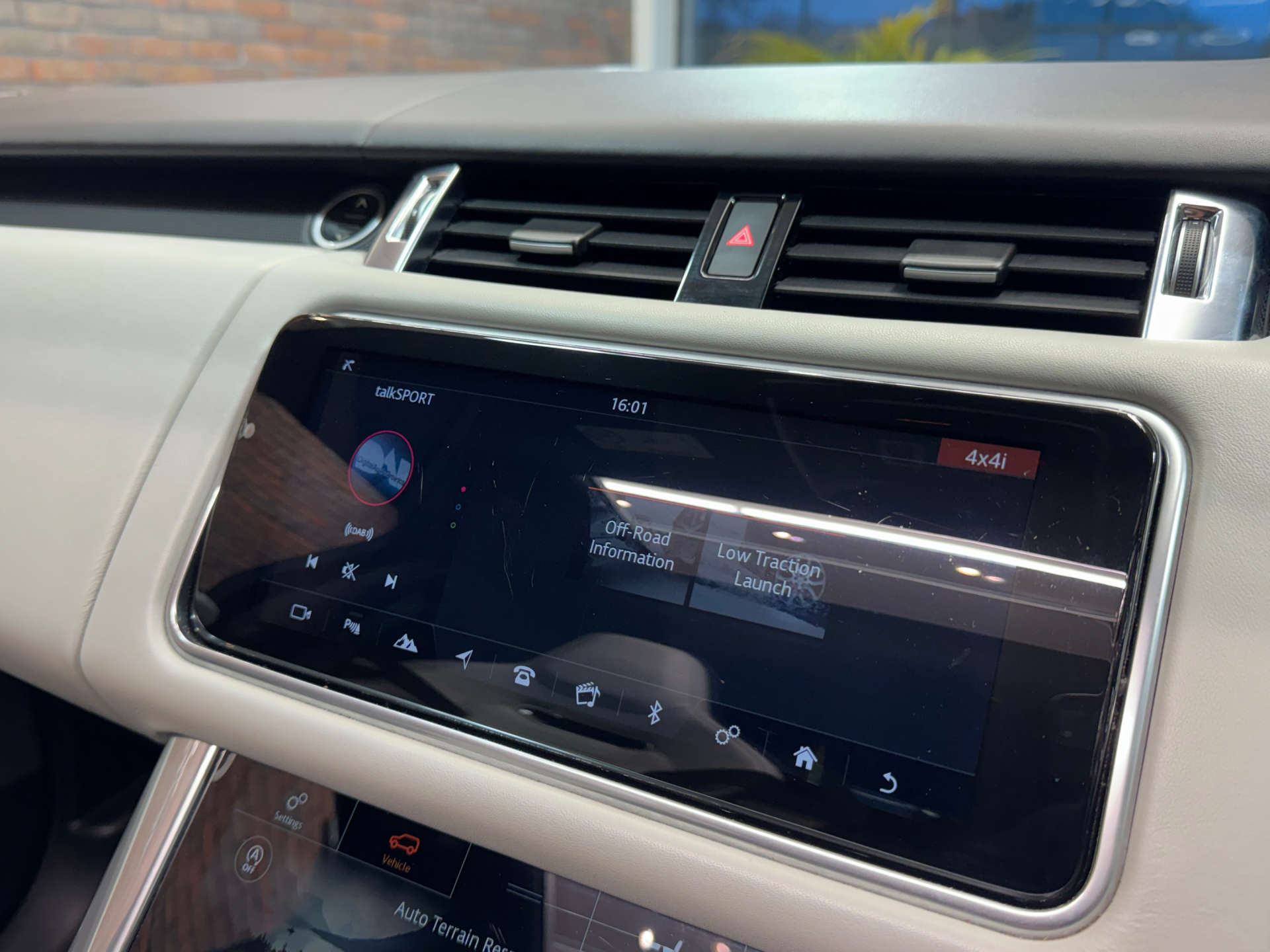 LAND ROVER RANGE ROVER SPORT 5.0 Range Rover Sport SVR S/C Auto 4WD 5dr #33