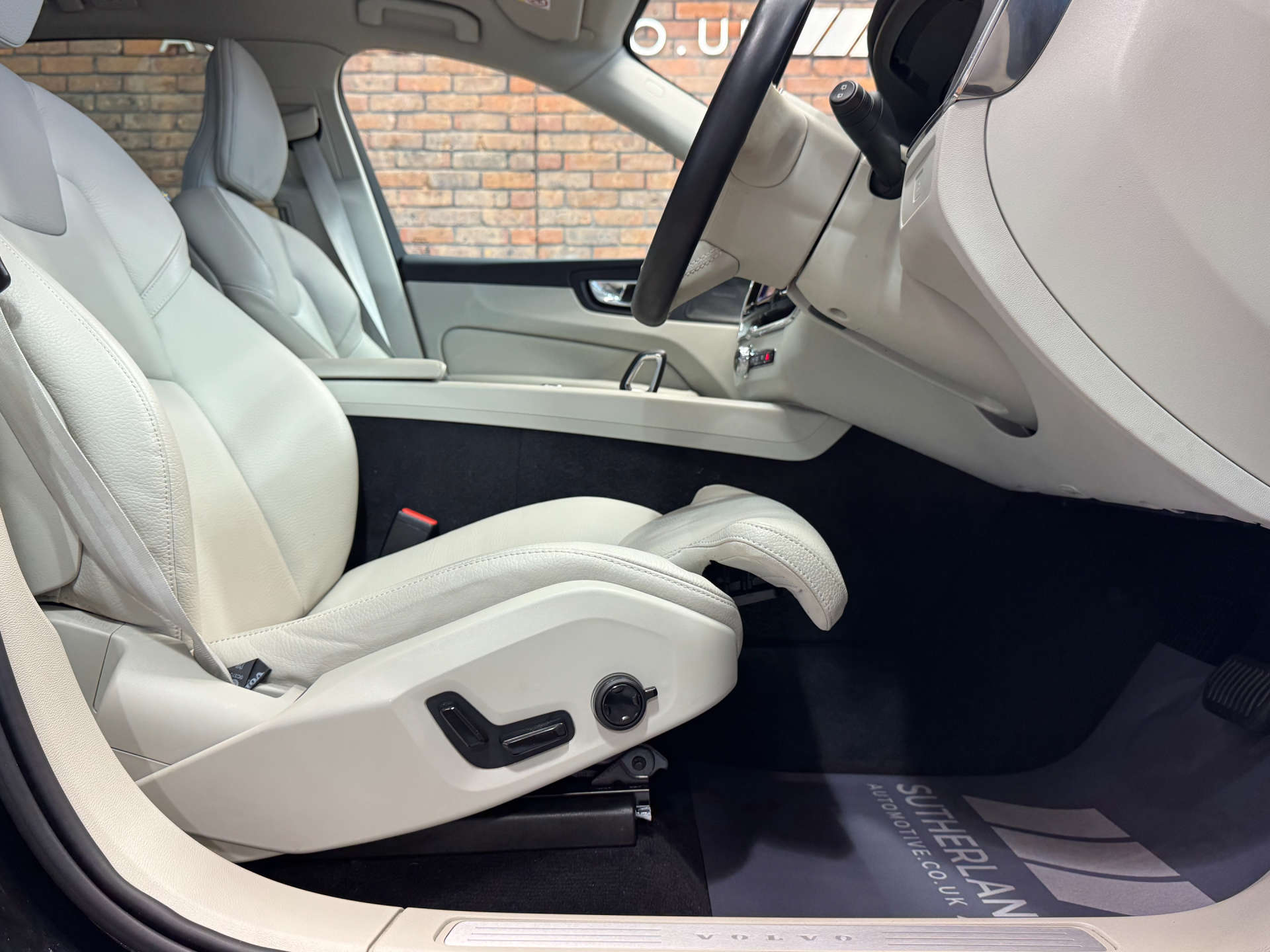 VOLVO XC60 2.0 XC60 + B4 MHEV AWD Auto 4WD 5dr #35