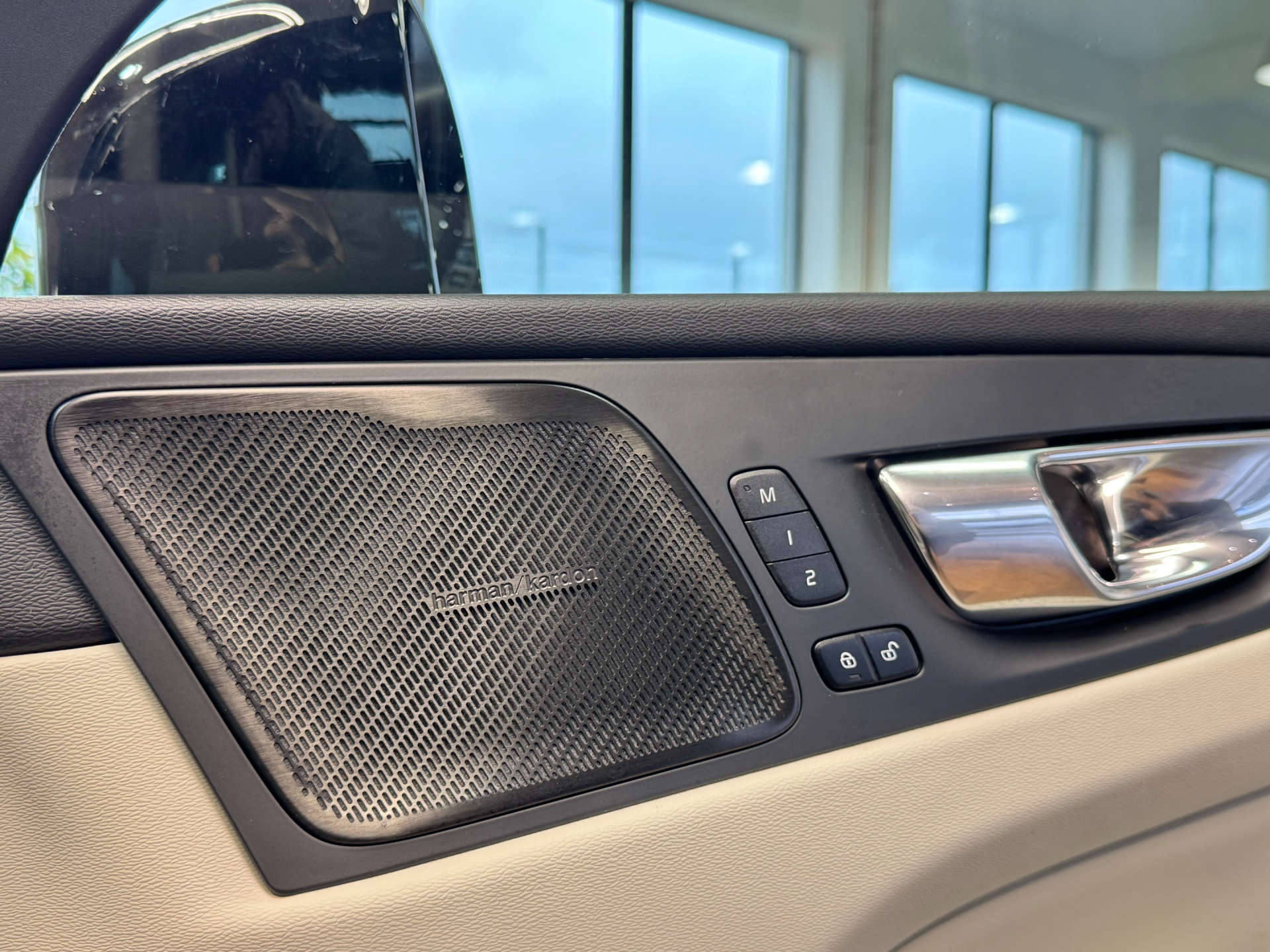 VOLVO XC60 2.0 XC60 + B4 MHEV AWD Auto 4WD 5dr #37