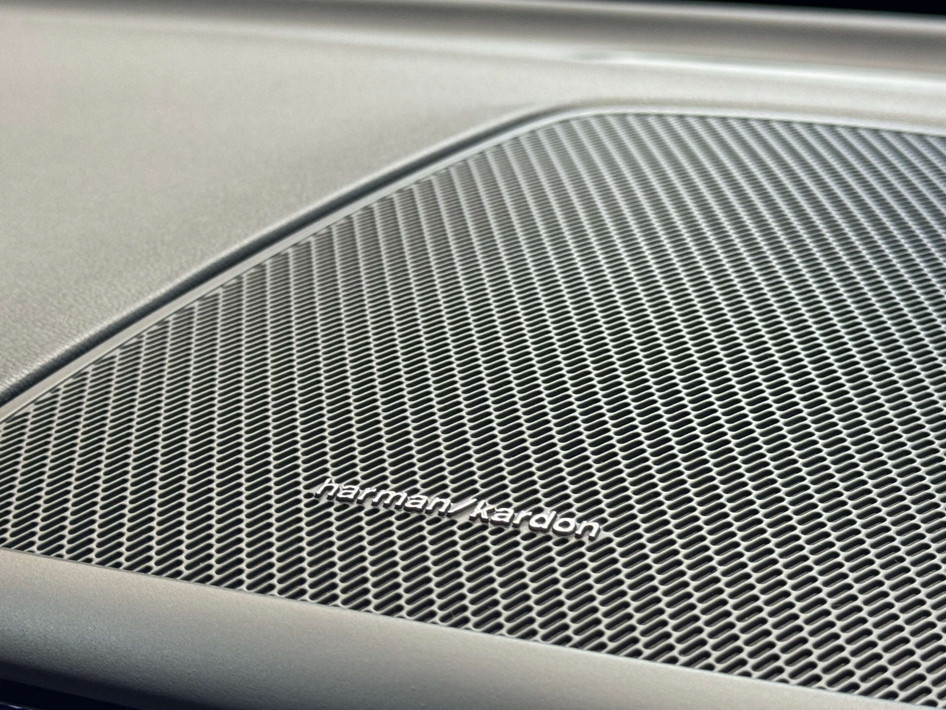 VOLVO XC60 2.0 XC60 + B4 MHEV AWD Auto 4WD 5dr #38