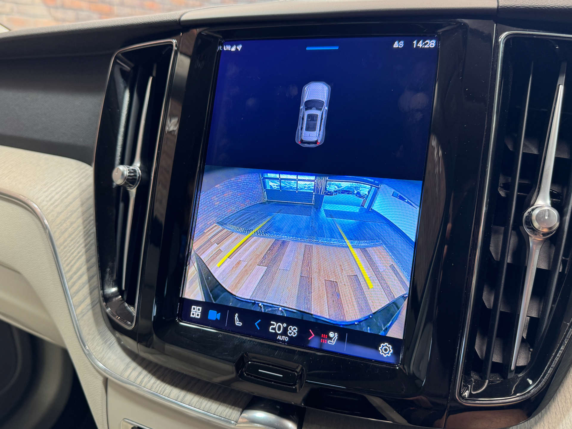 VOLVO XC60 2.0 XC60 + B4 MHEV AWD Auto 4WD 5dr #42