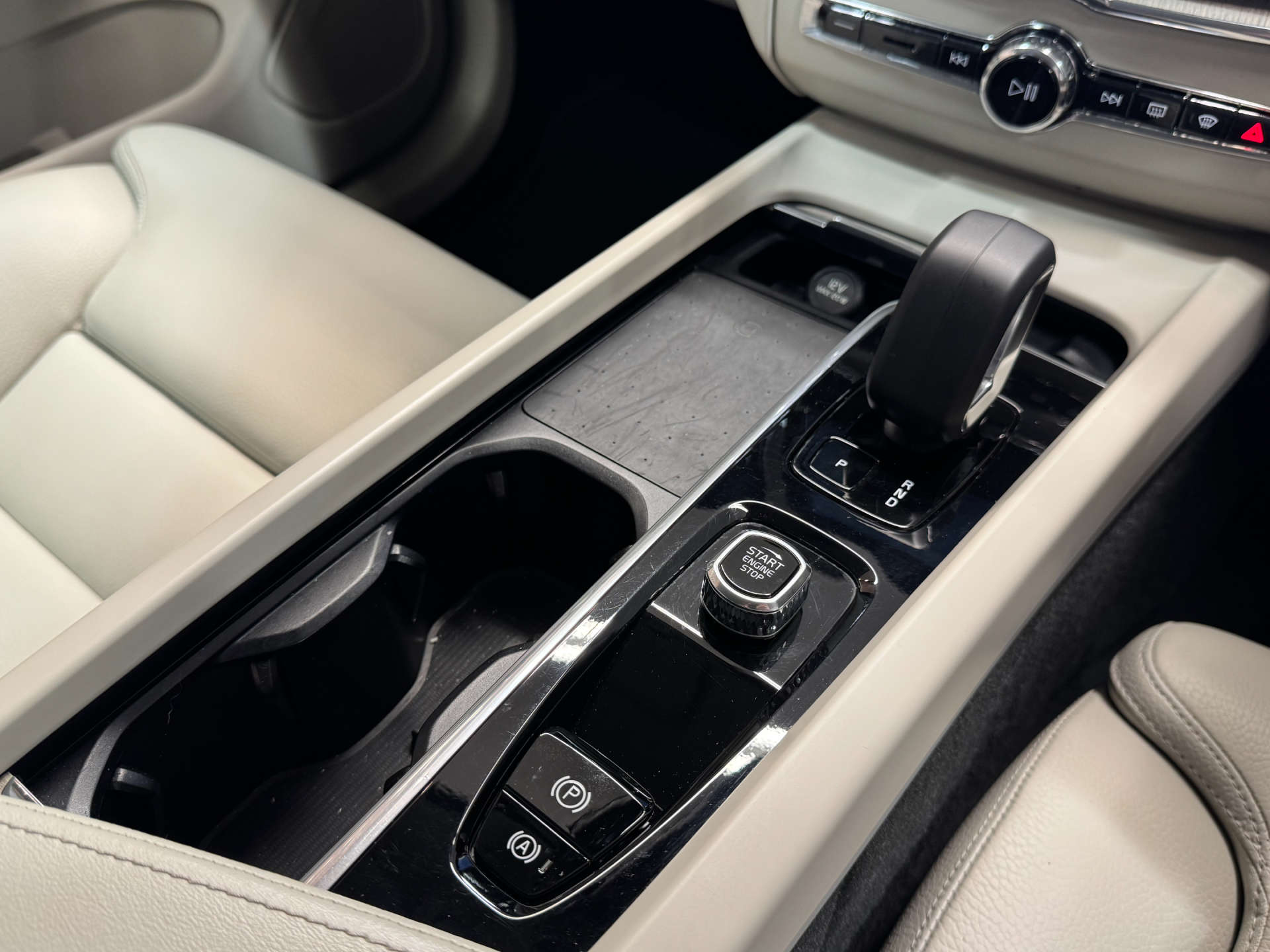 VOLVO XC60 2.0 XC60 + B4 MHEV AWD Auto 4WD 5dr #46