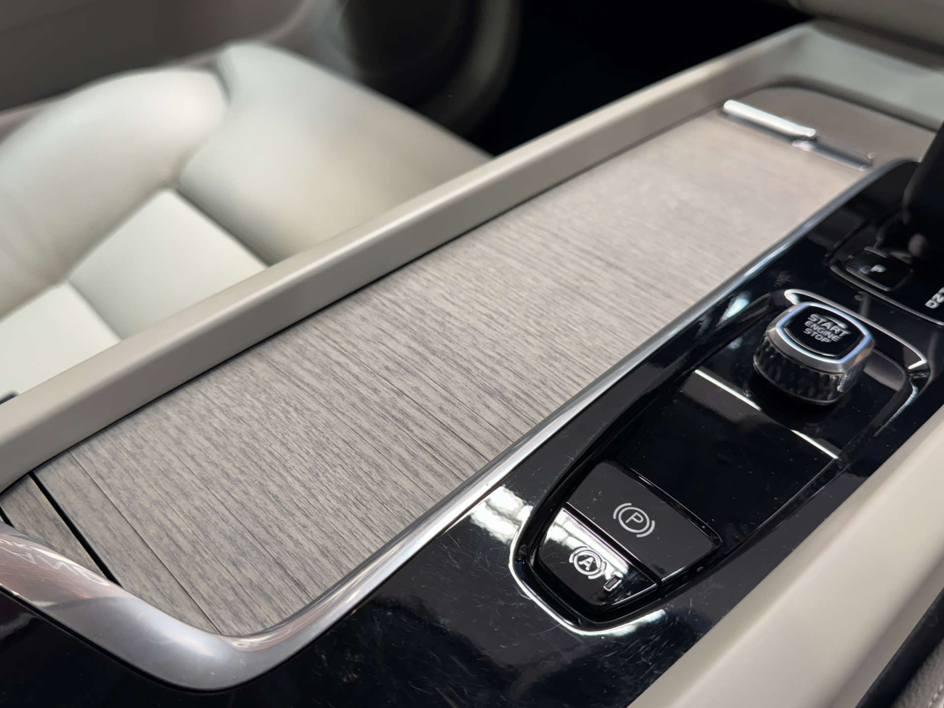 VOLVO XC60 2.0 XC60 + B4 MHEV AWD Auto 4WD 5dr #47