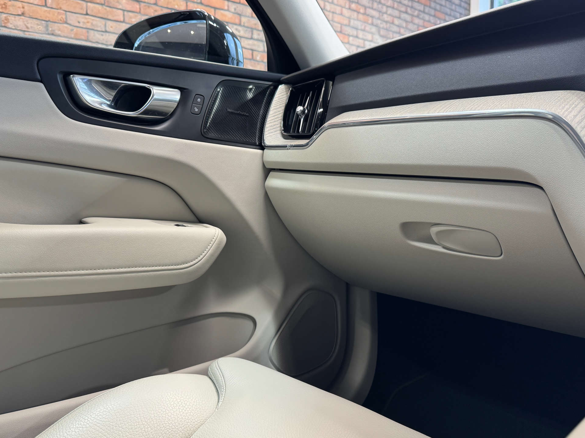 VOLVO XC60 2.0 XC60 + B4 MHEV AWD Auto 4WD 5dr #49