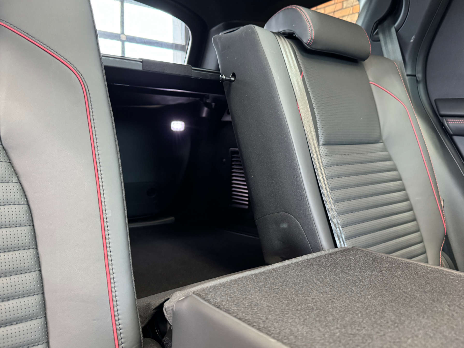 LAND ROVER DISCOVERY SPORT 1.5 Discovery Sport R-Dynamic HSE P300e Auto 4WD 5dr #24