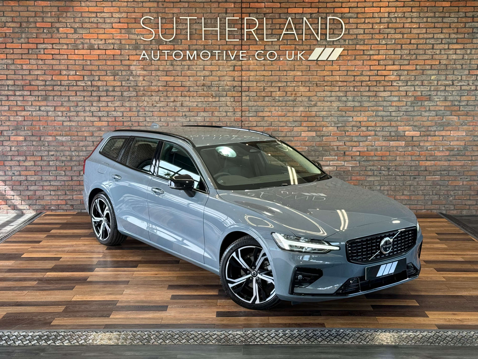 VOLVO V60 2.0 V60 + B3 MHEV Auto 5dr #1