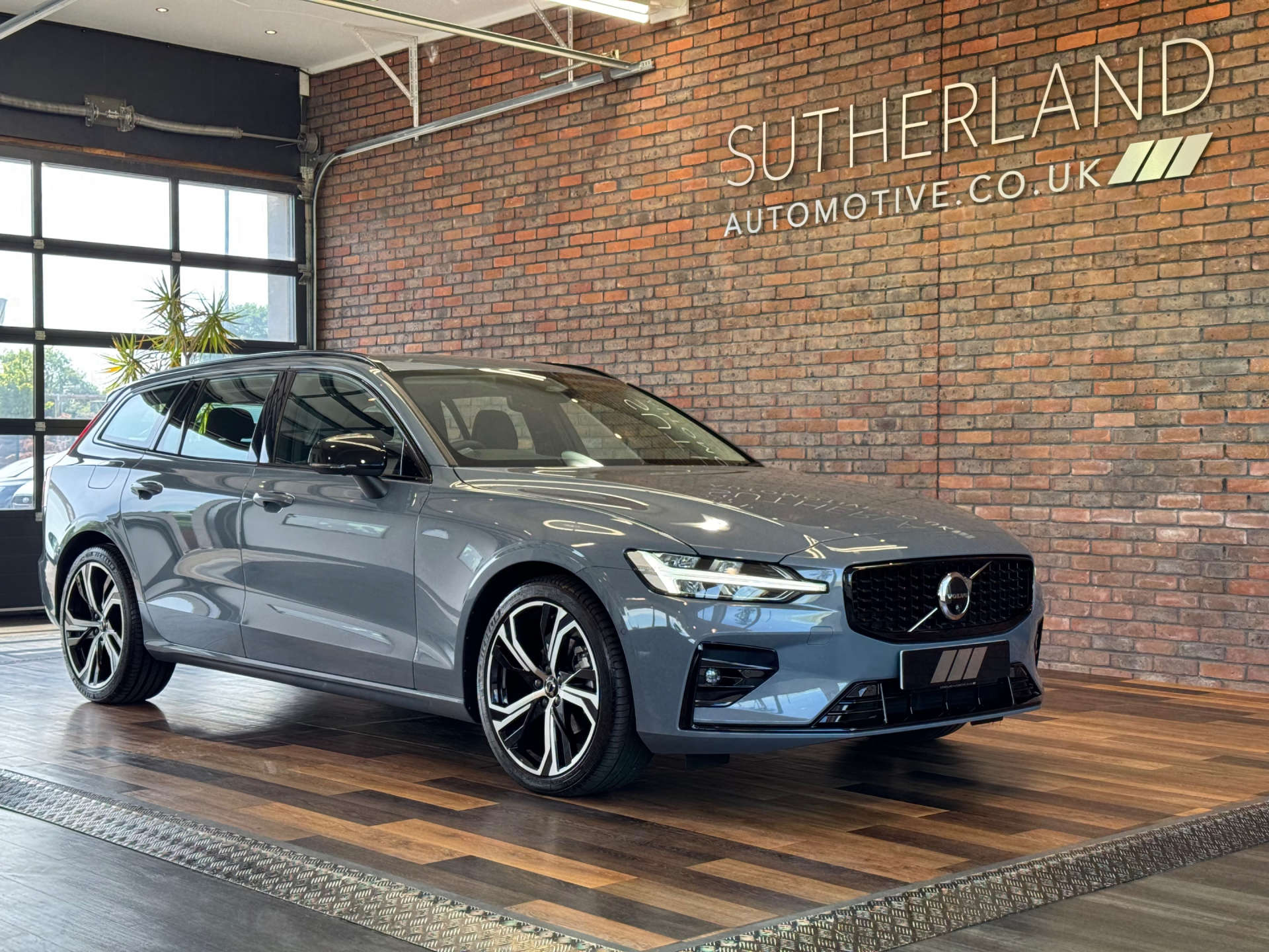 VOLVO V60 2.0 V60 + B3 MHEV Auto 5dr #4
