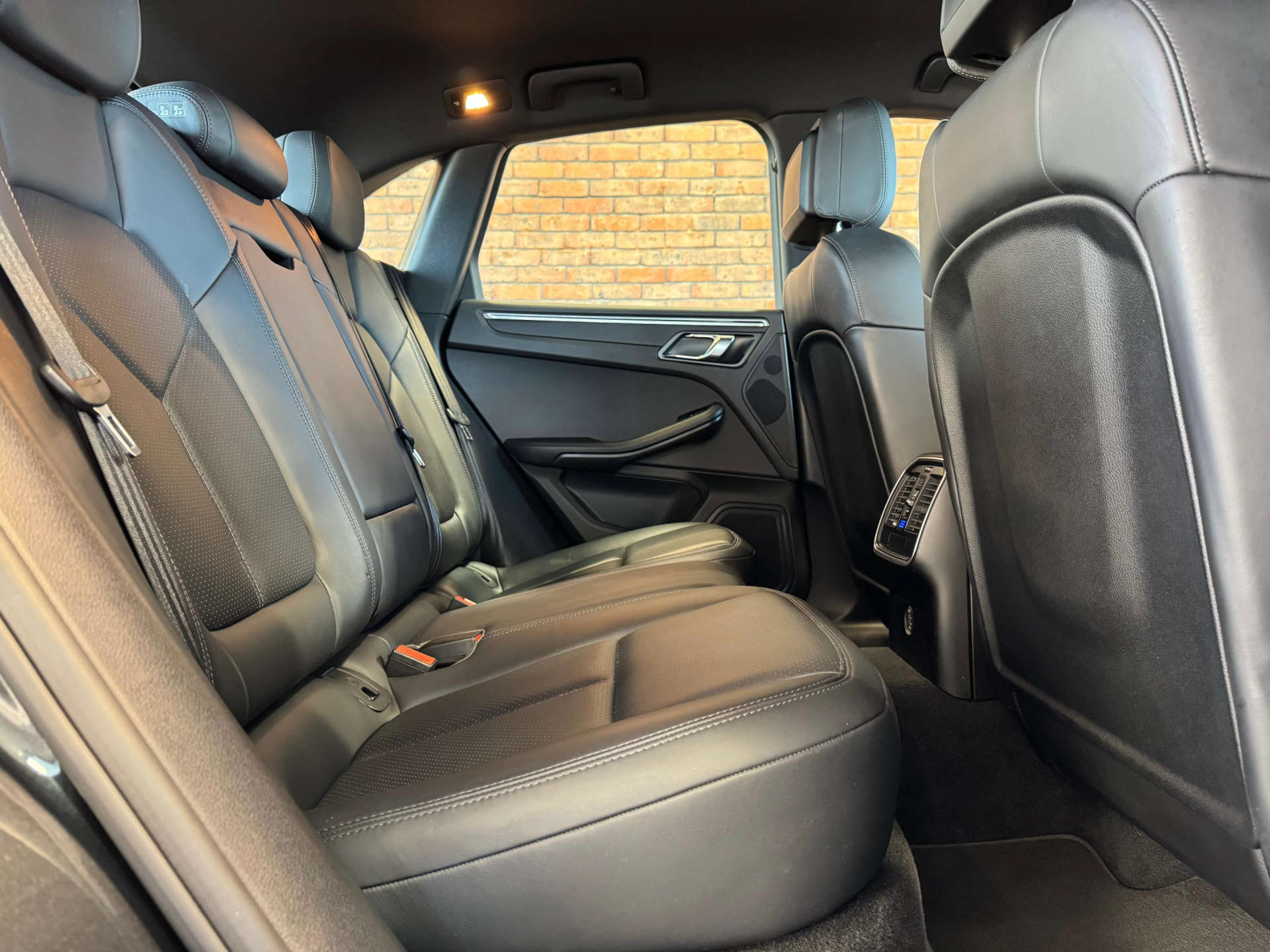 PORSCHE MACAN 2.0 Macan Semi-Auto 4WD 5dr #23