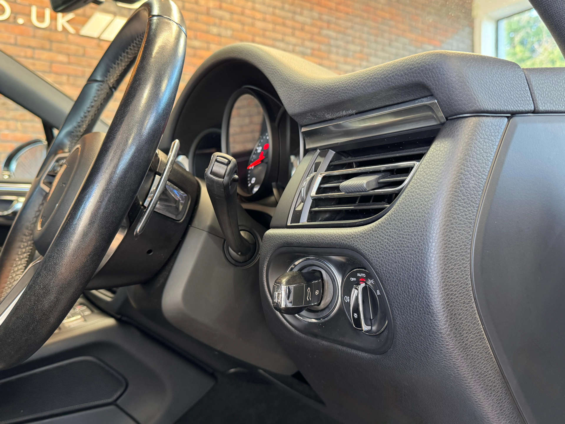 PORSCHE MACAN 2.0 Macan Semi-Auto 4WD 5dr #47