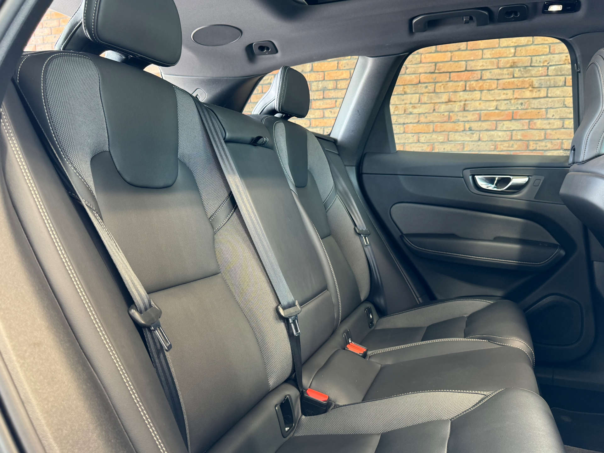 VOLVO XC60 2.0 XC60 R-Design Pro B4 MHEV AWD Auto 4WD 5dr #24