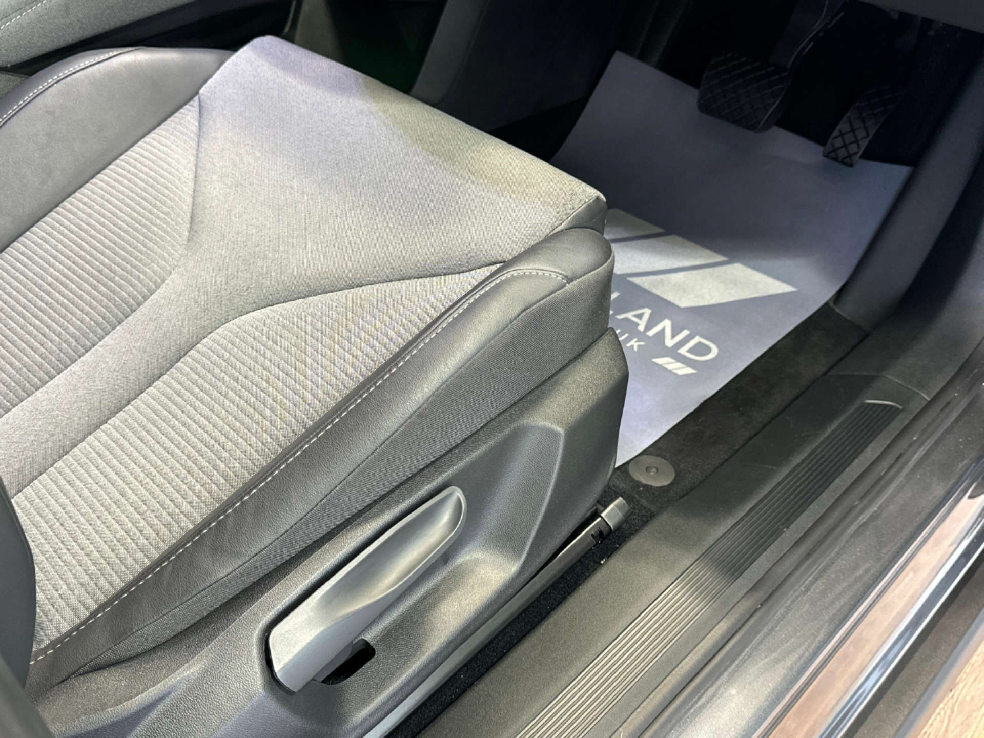 SKODA ENYAQ Enyaq IV 60 5dr #51