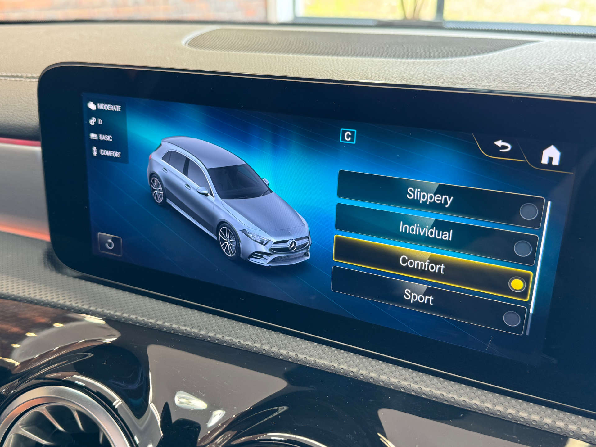 MERCEDES-BENZ A-CLASS 2.0 AMG A 35 Premium+ 4Matic Edition Auto 4WD 5dr #40