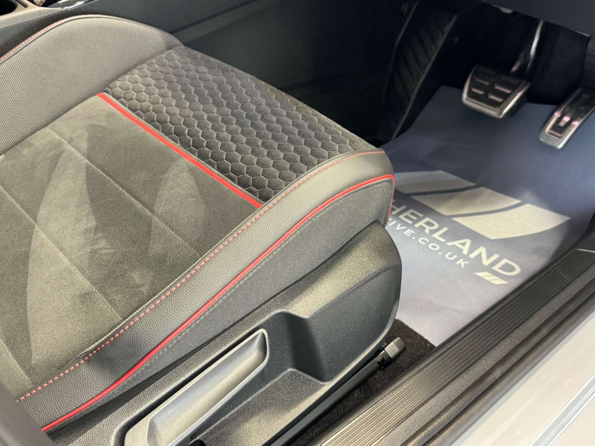 VOLKSWAGEN GOLF 2.0 Golf GTi Clubsport TSi Semi-Auto 5dr #32