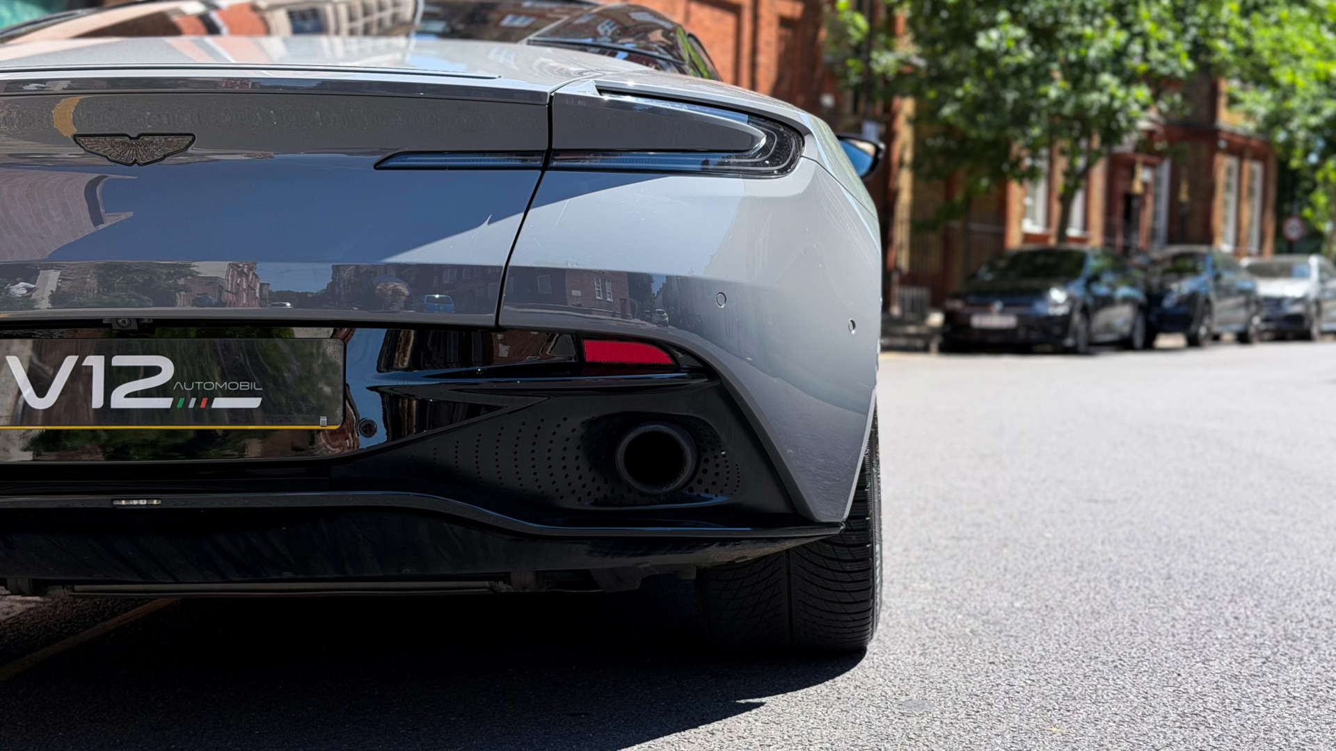 Aston Martin DB11 AMR V12 — photo 8