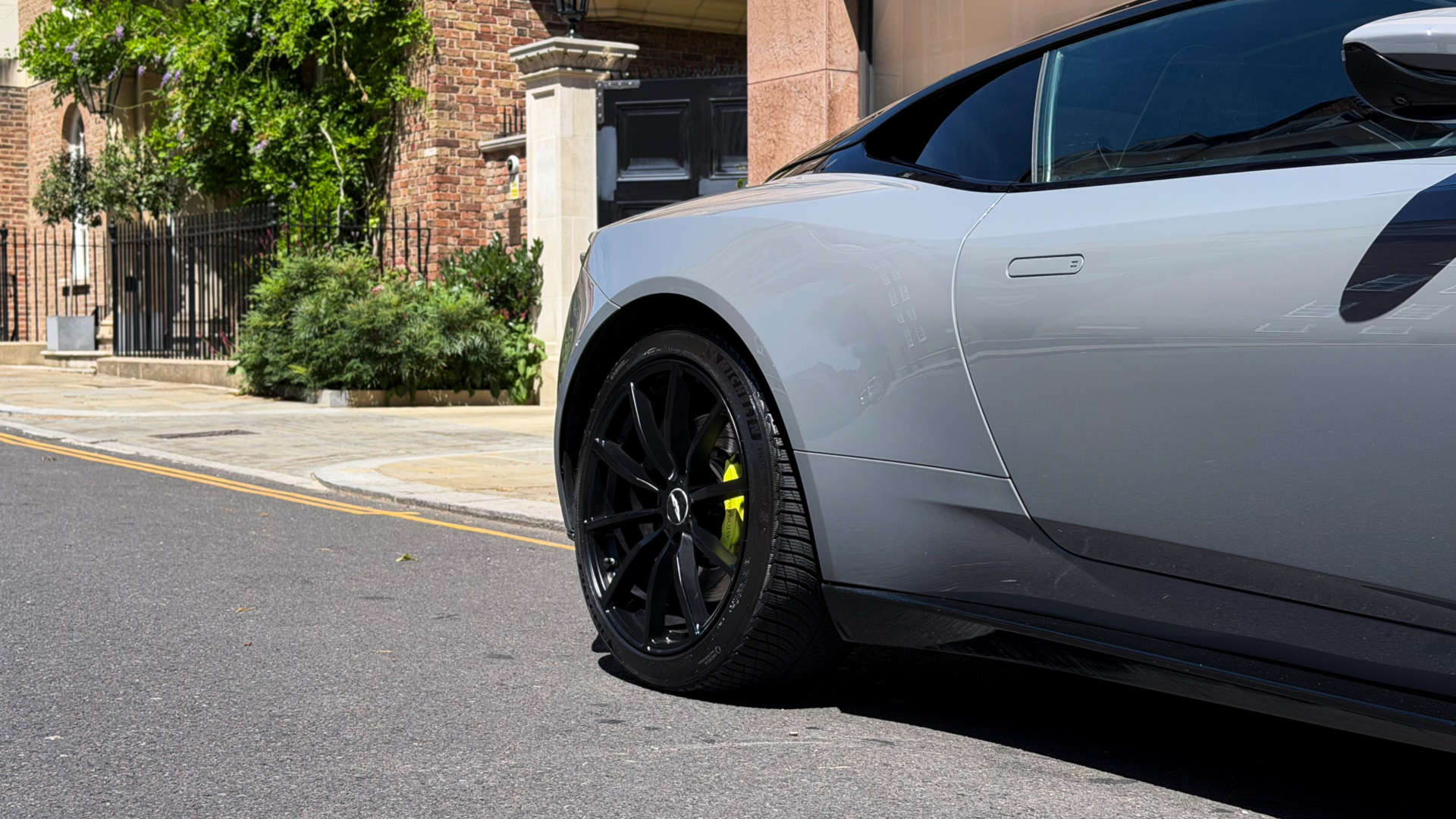 Aston Martin DB11 AMR V12 — photo 9
