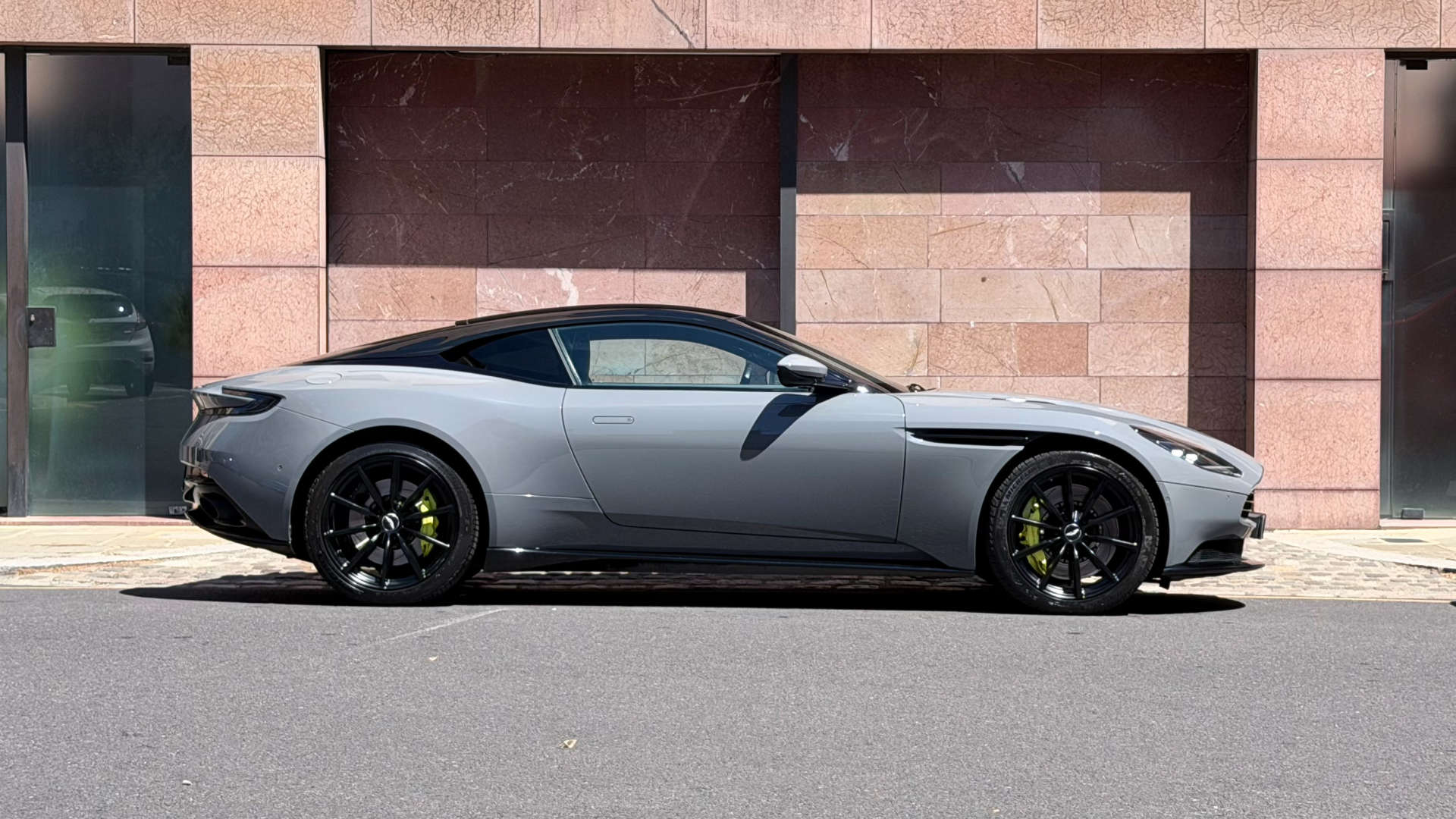 Aston Martin DB11 AMR V12 — photo 10