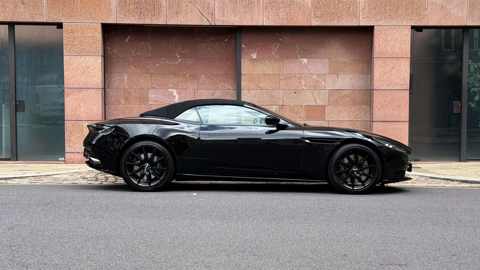 Aston Martin DB11 V8 Volante — photo 6
