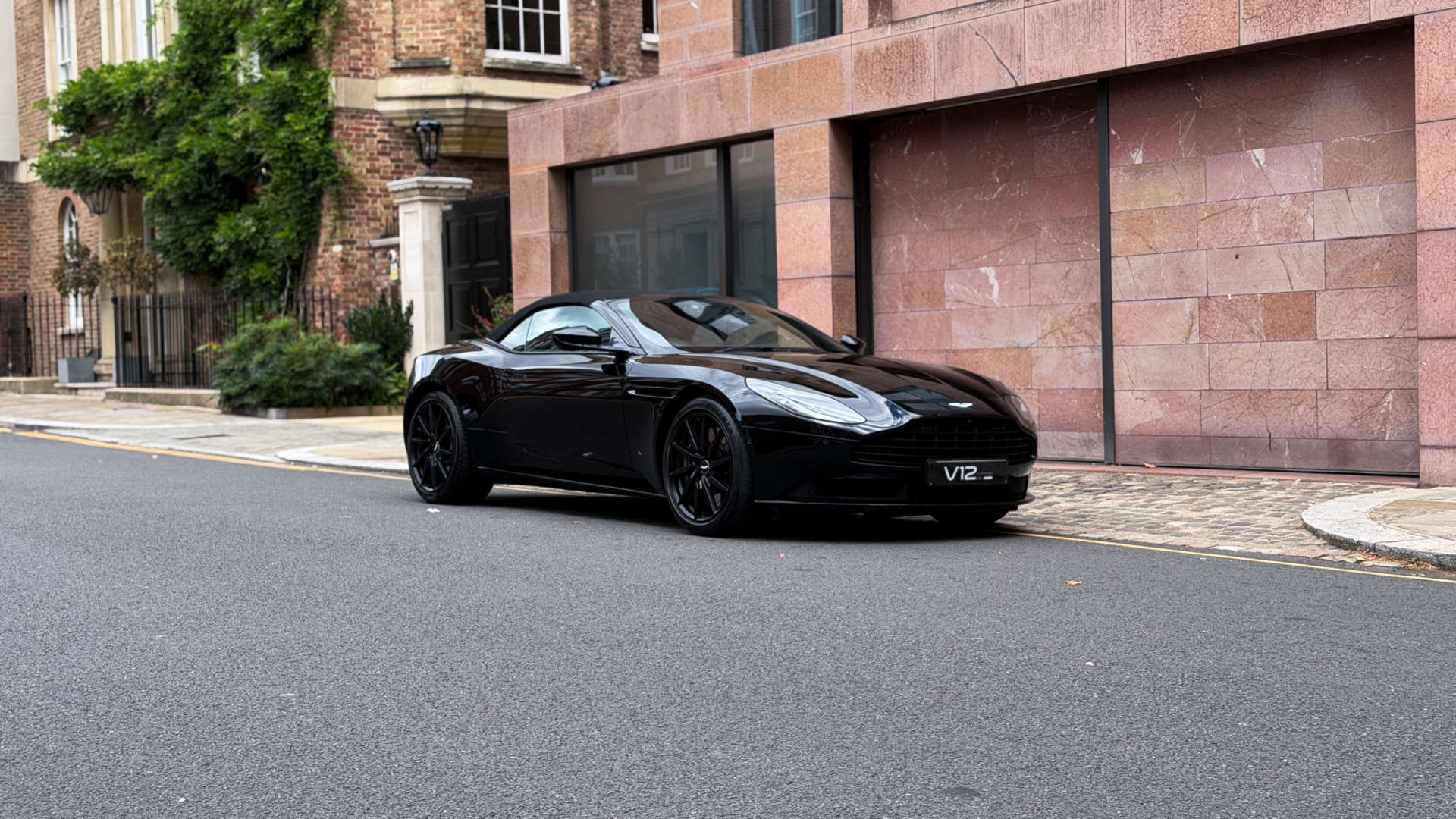 Aston Martin DB11 — photo 11