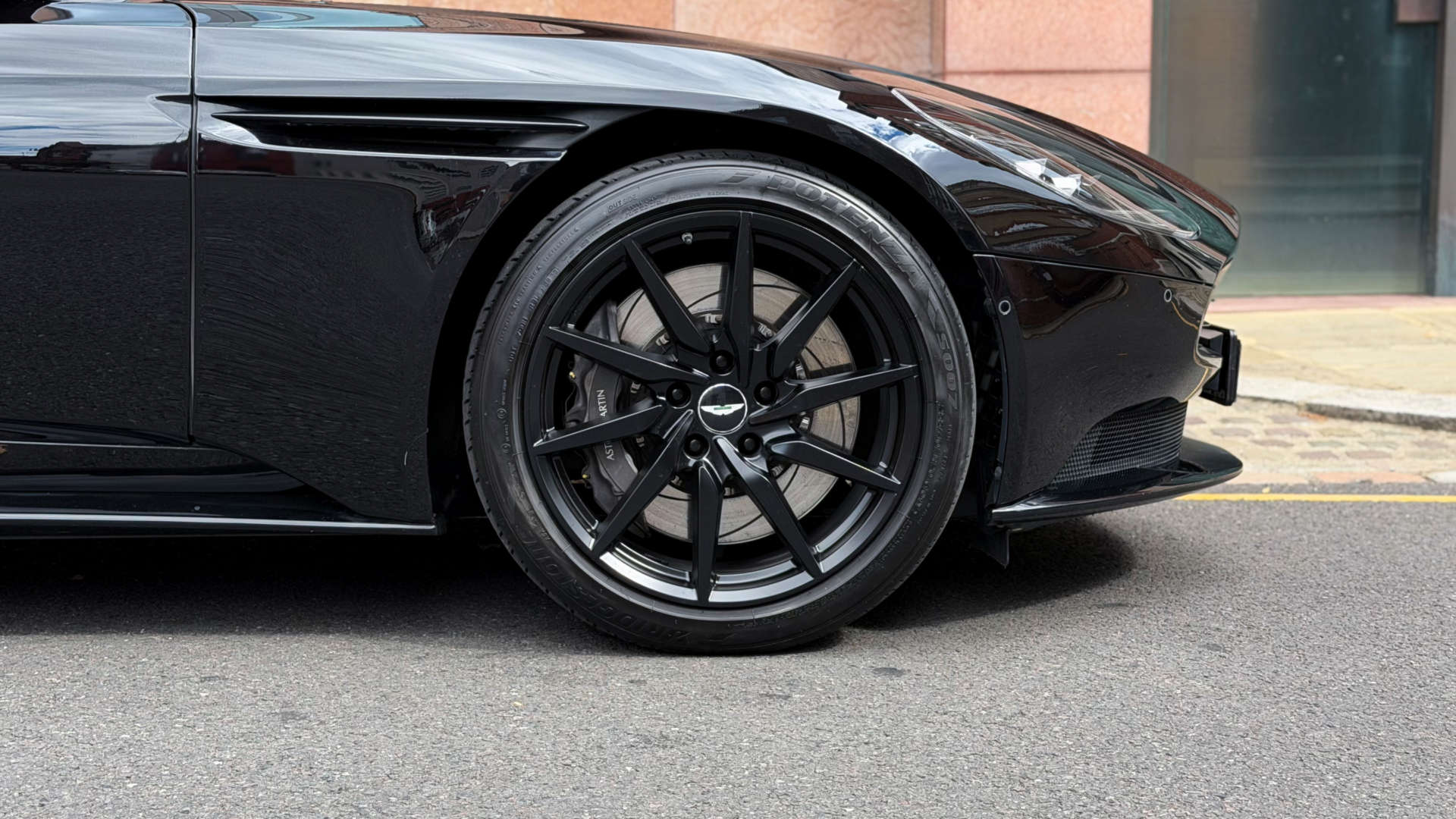 Aston Martin DB11 V8 Volante — photo 10