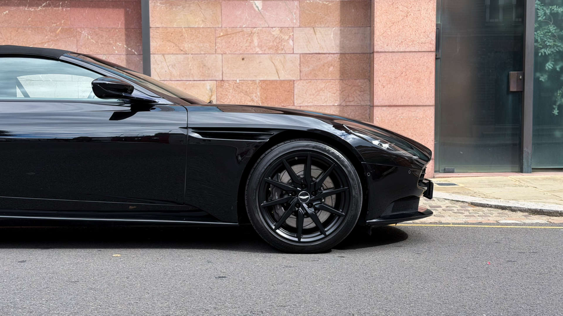 Aston Martin DB11 V8 Volante — photo 9
