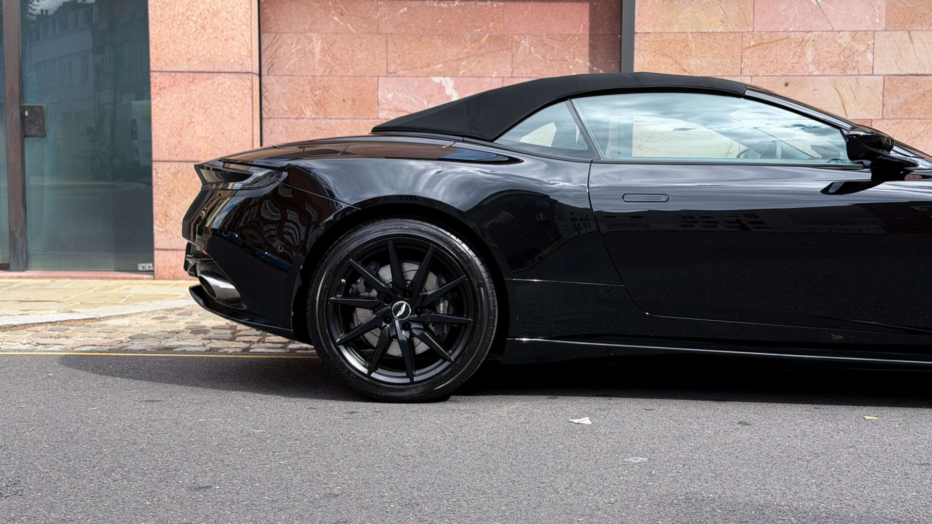 Aston Martin DB11 V8 Volante — photo 8