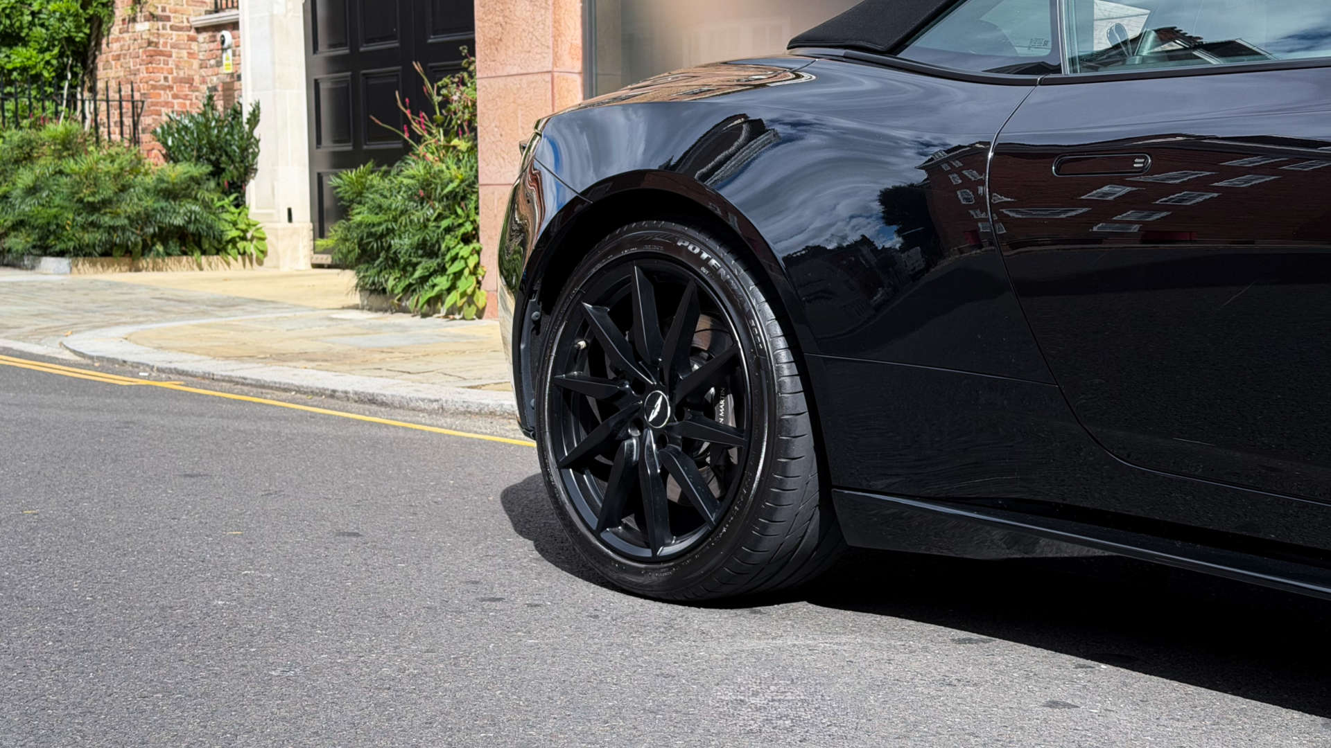 Aston Martin DB11 — photo 14