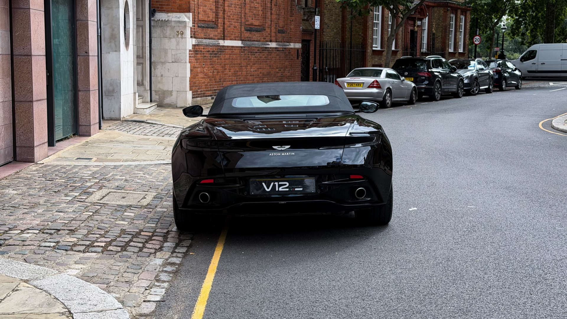 Aston Martin DB11 V8 Volante — photo 4
