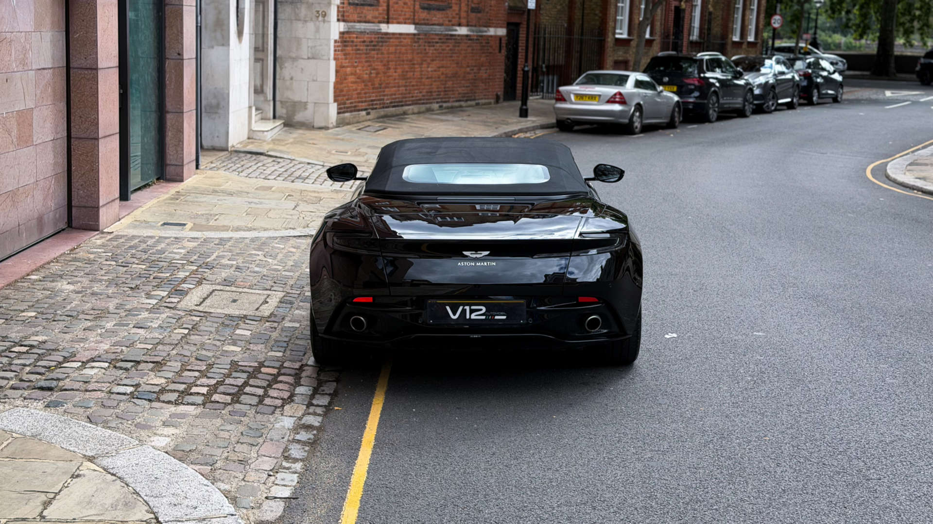 Aston Martin DB11 V8 Volante — photo 5