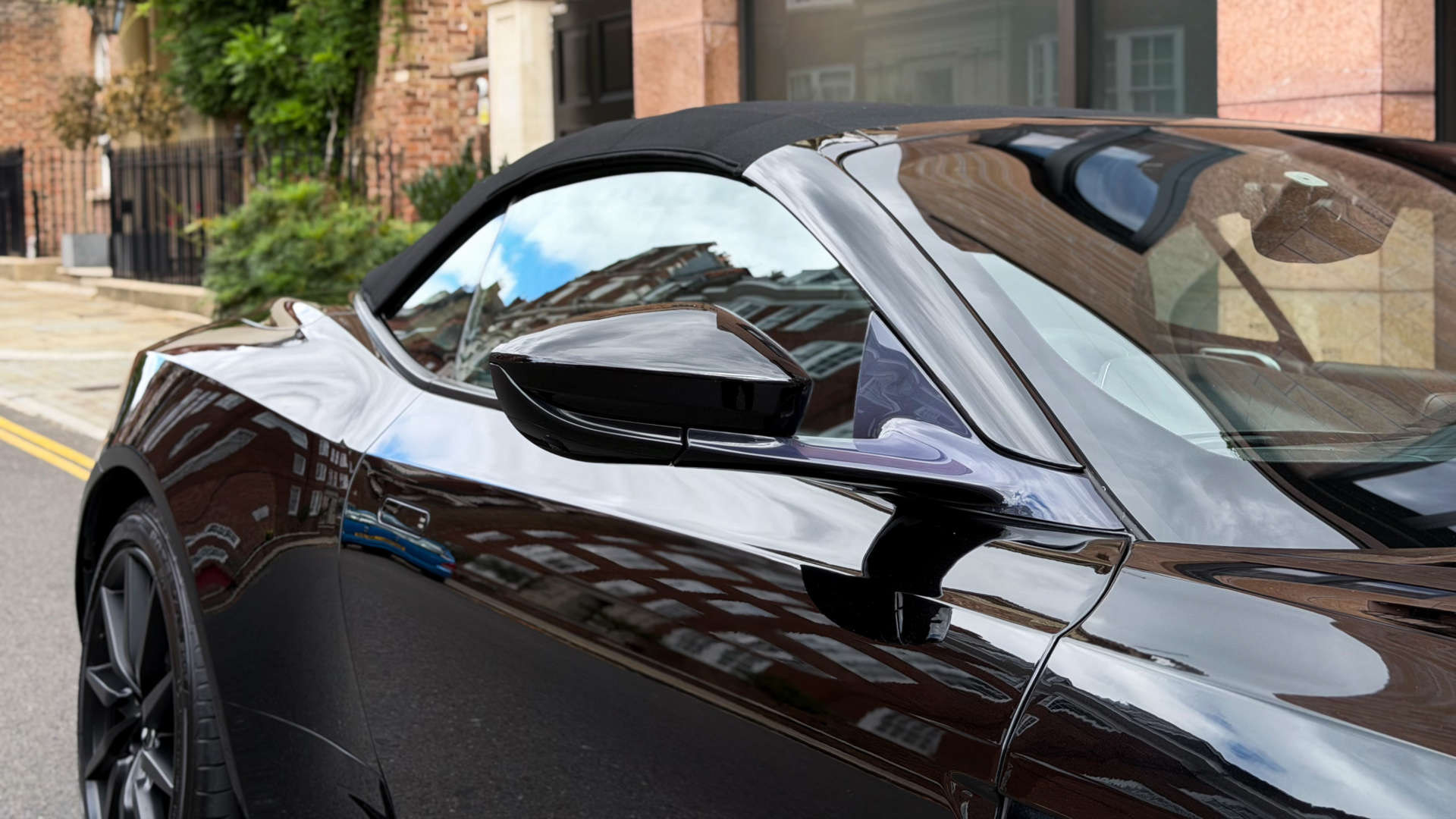 Aston Martin DB11 — photo 13