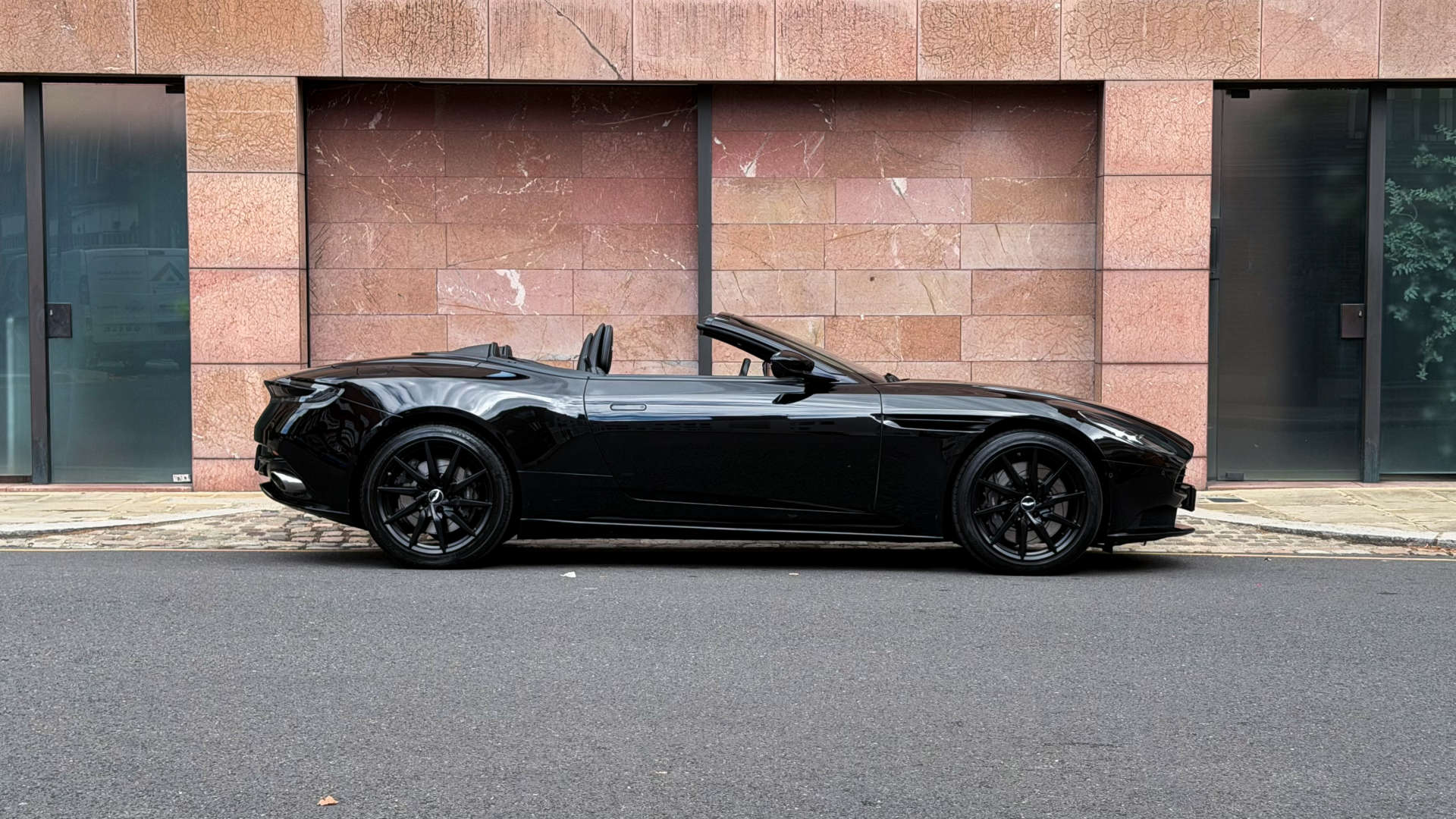 Aston Martin DB11 V8 Volante — photo 7