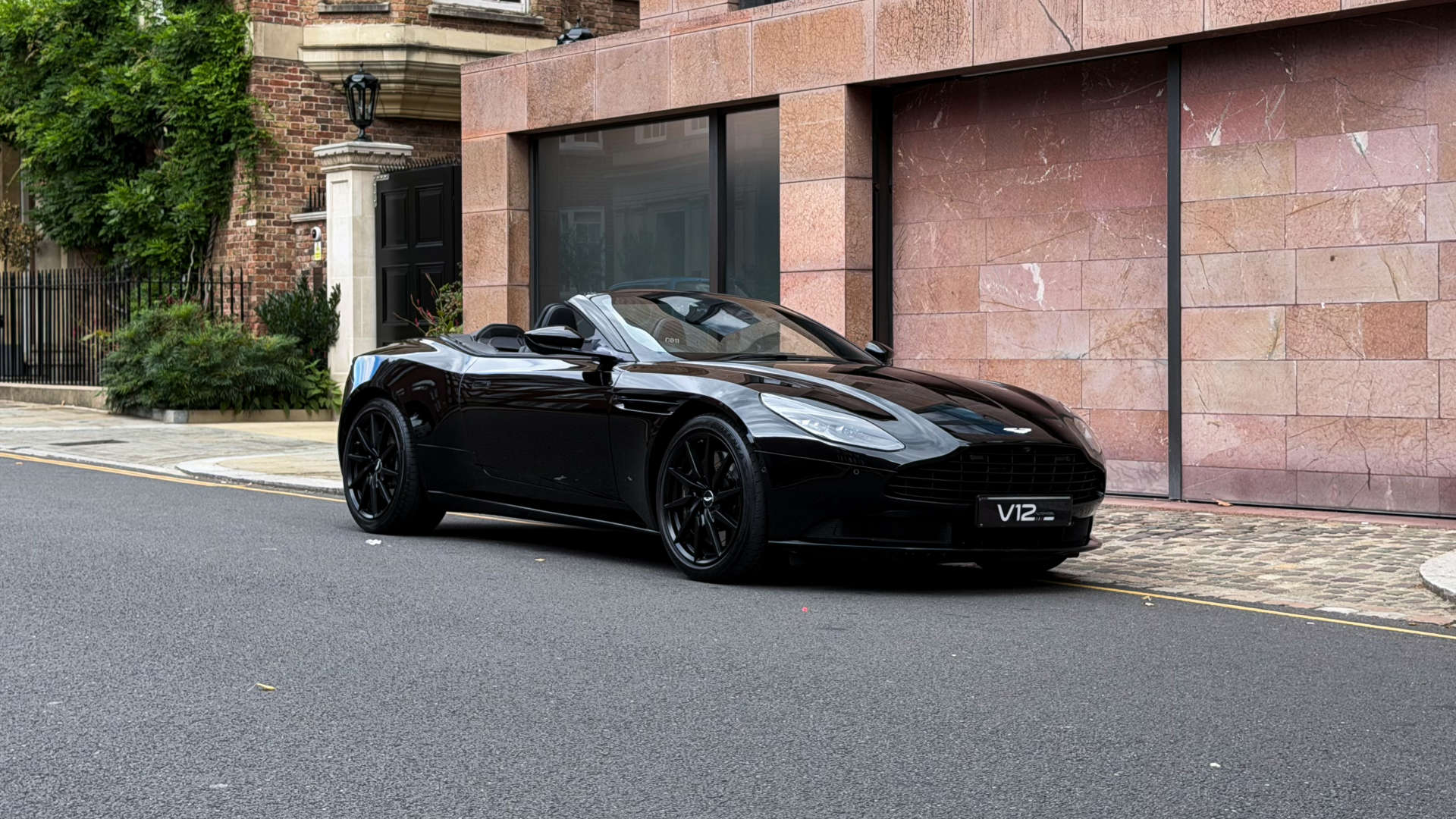 Aston Martin DB11 — photo 12