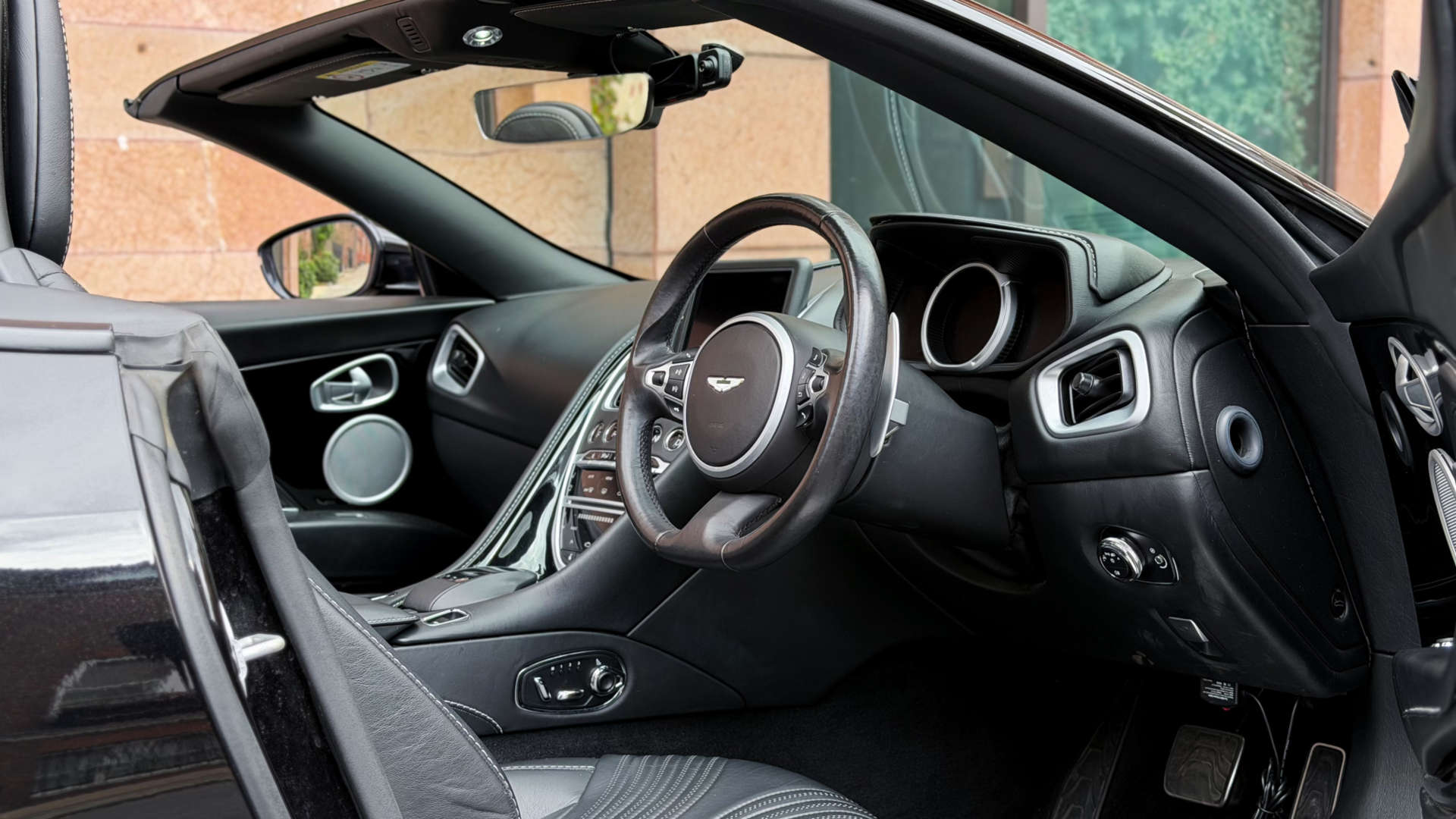 Aston Martin DB11 — photo 24