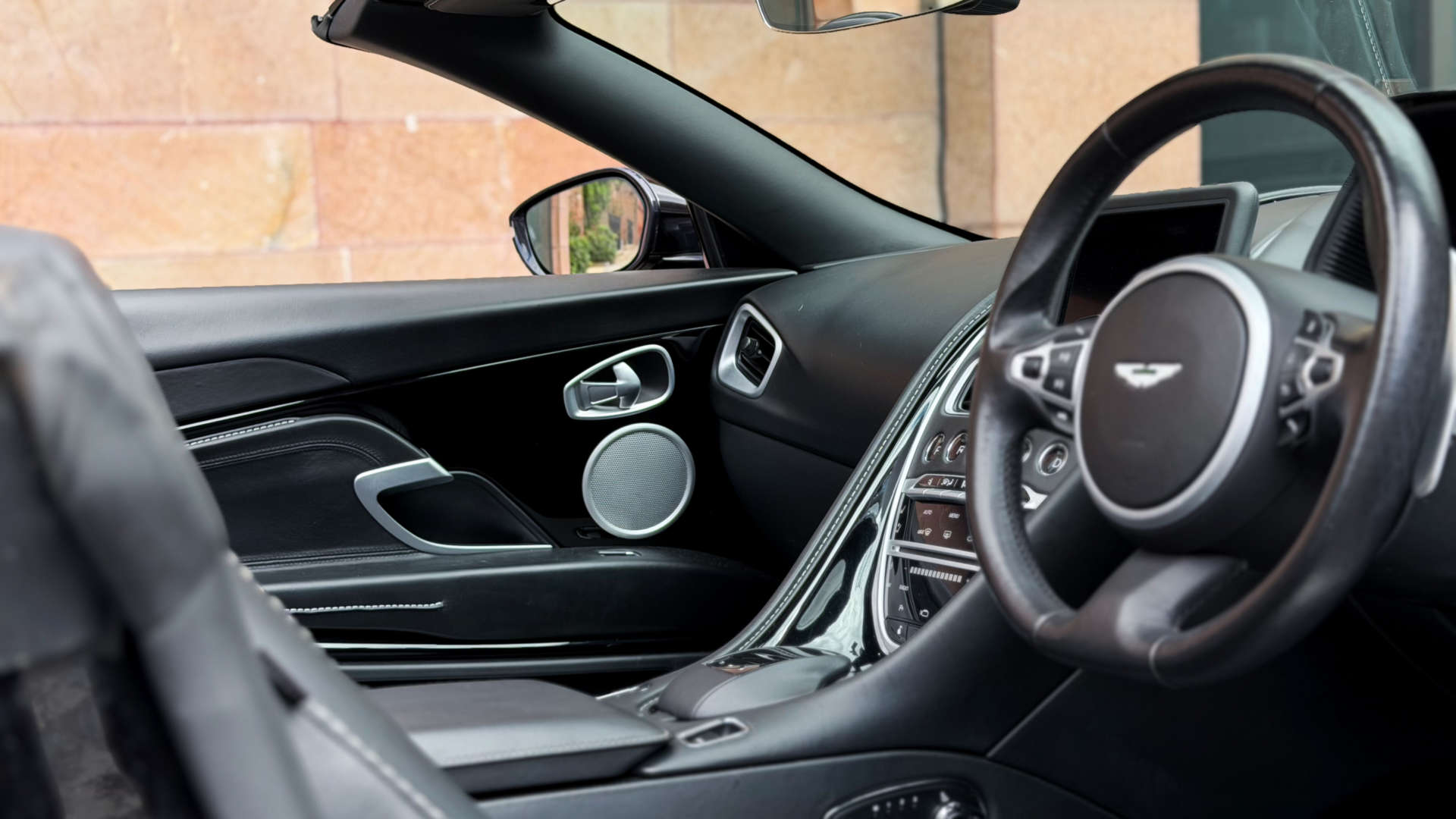 Aston Martin DB11 — photo 25