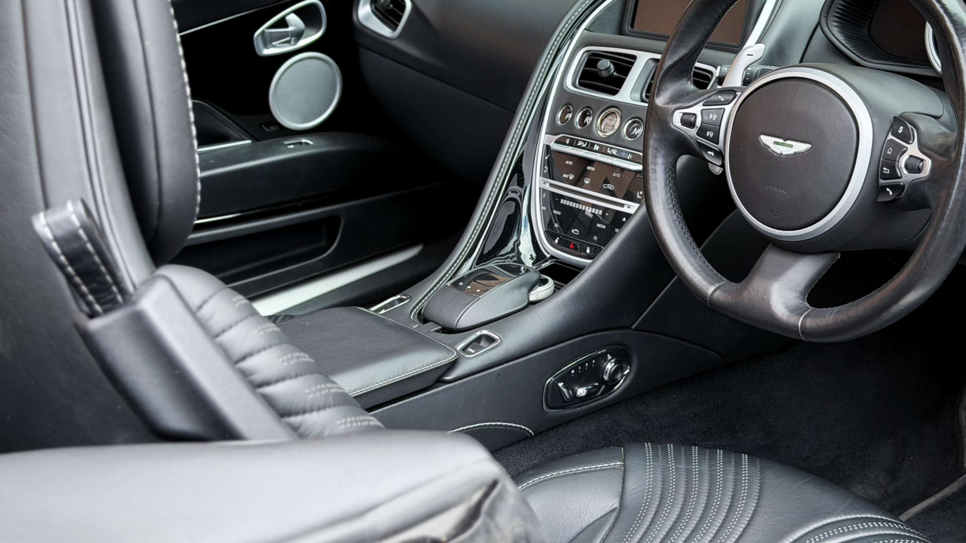 Aston Martin DB11 — photo 27