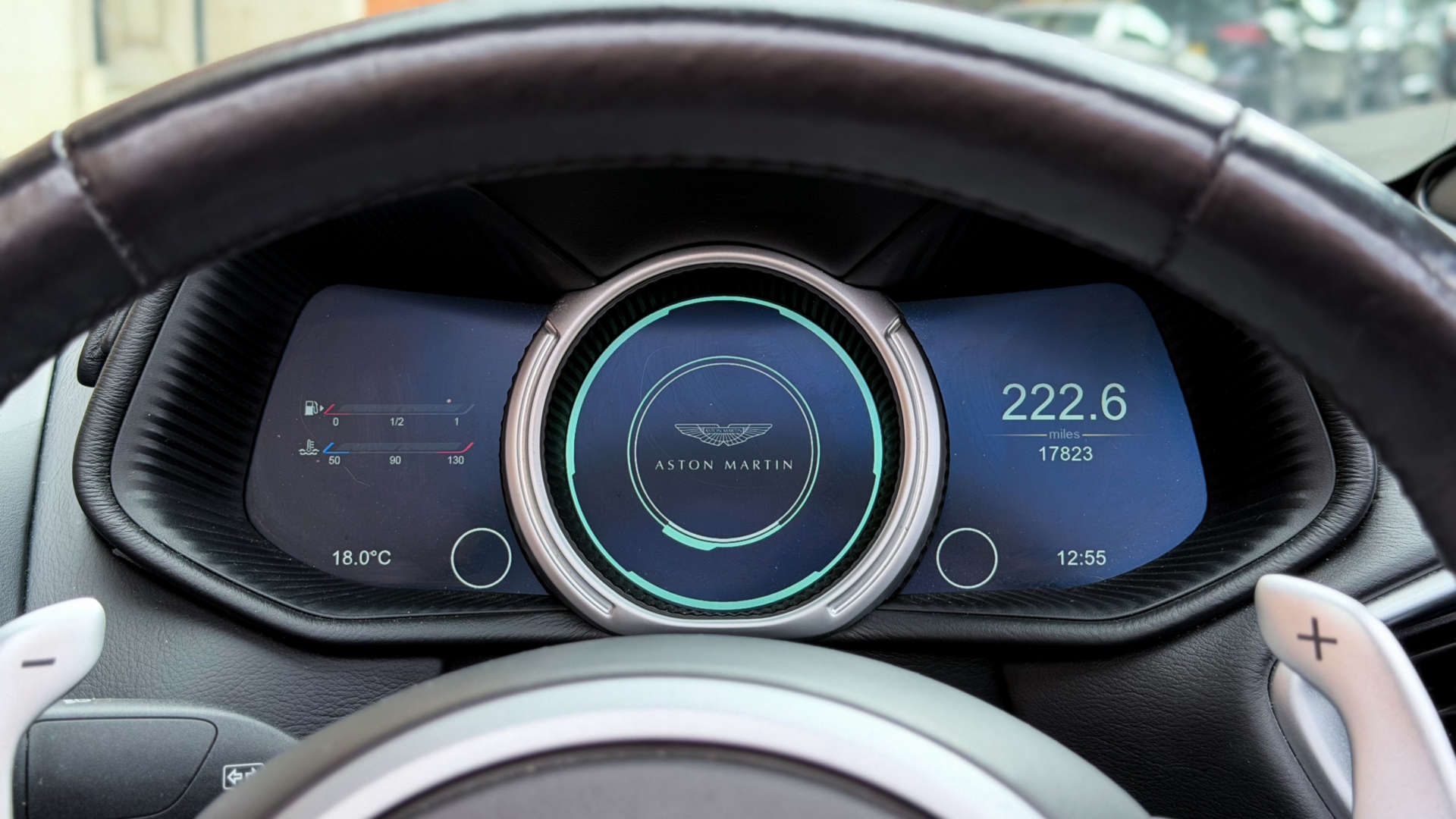 Aston Martin DB11 — photo 32