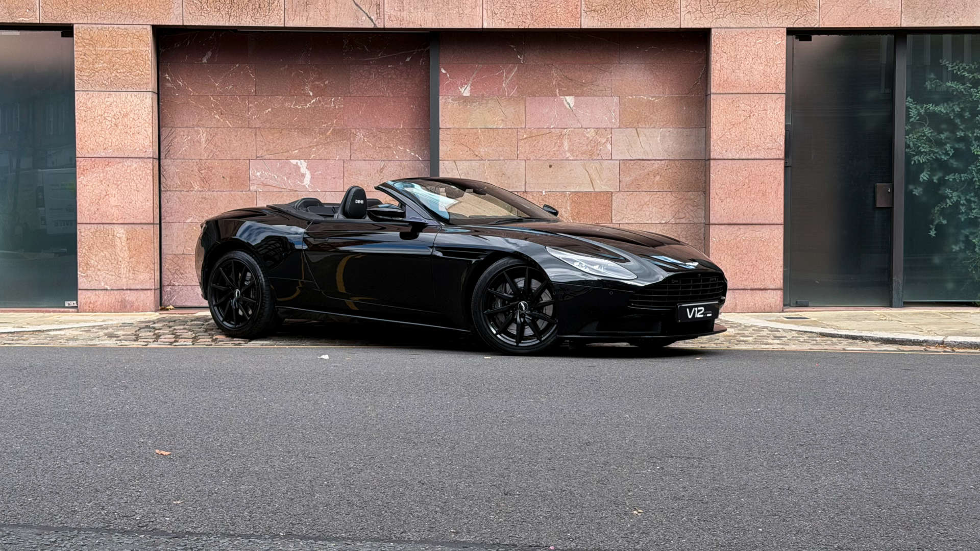 Aston Martin DB11 V8 Volante — photo 1