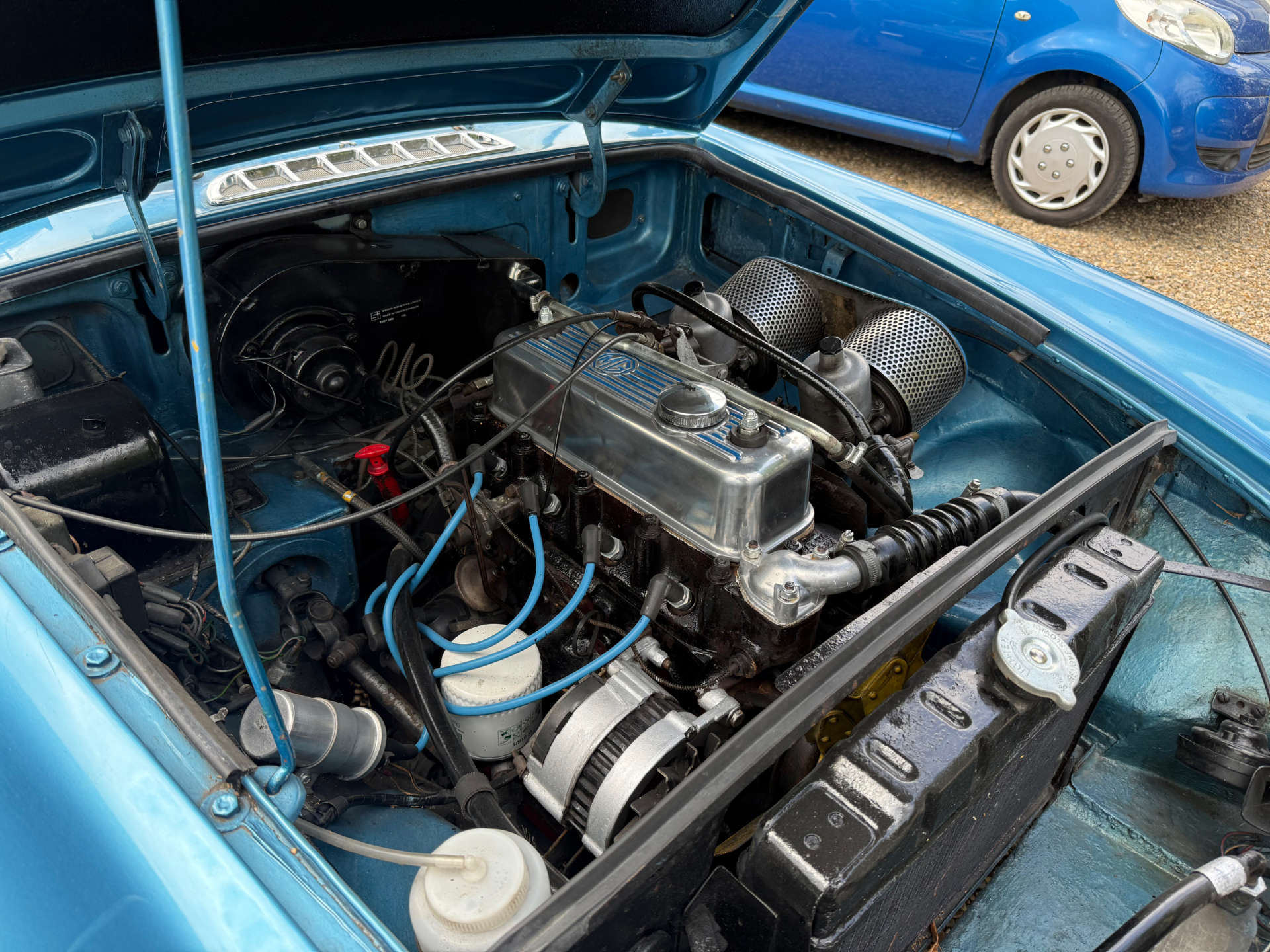 MG B GT #16