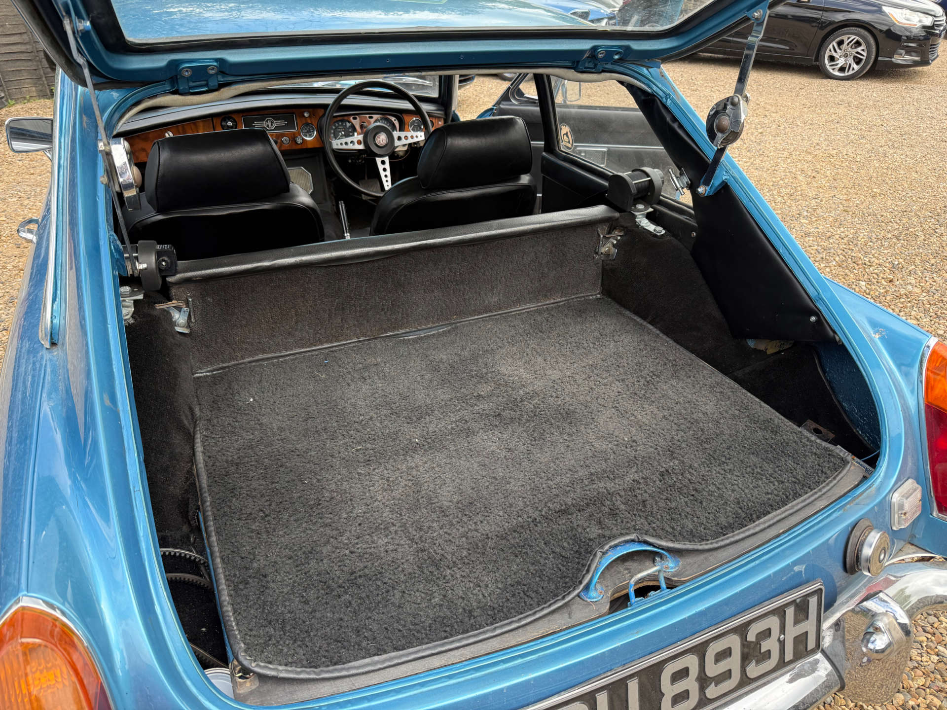 MG B GT #19
