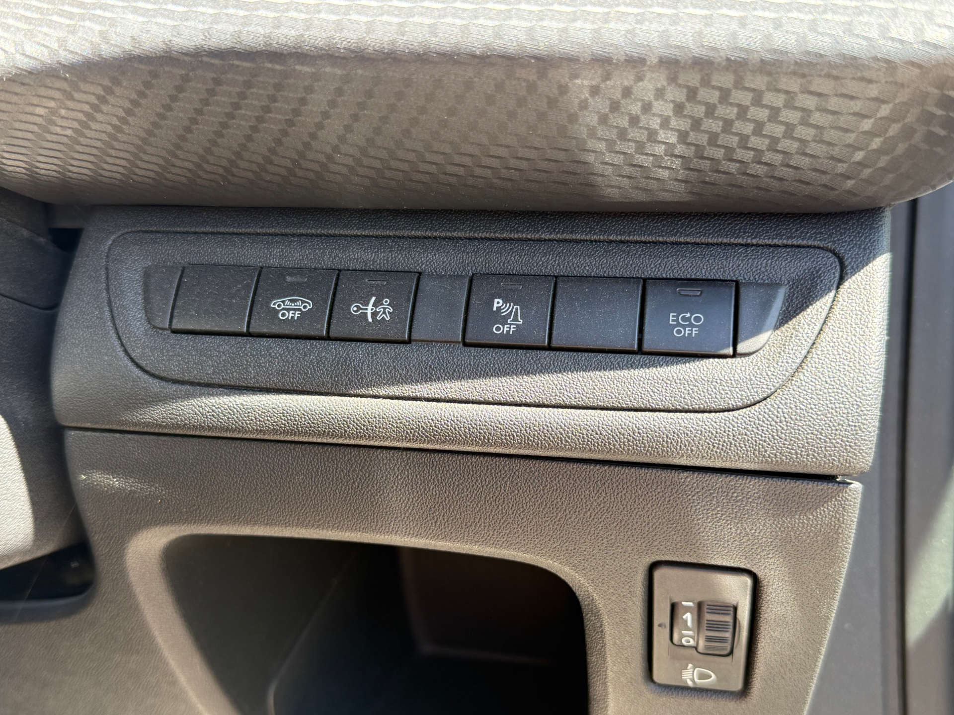 PEUGEOT 2008 1.2 2008 Allure S/S 5dr #27